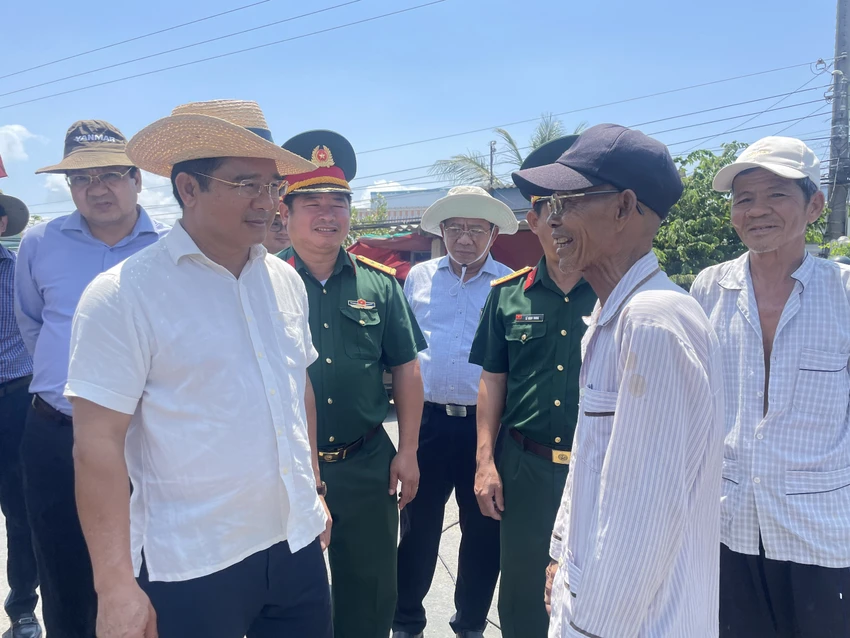 Bí thư Tỉnh ủy Long An thăm, hỏi, động viên và hỗ trợ nước sạch cho người dân vùng hạn mặn