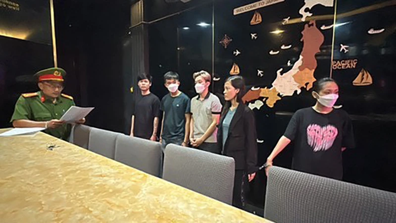 :chu-va-nhan-vien-nha-hang-nari-lot-do-quay-phim-danh-dap-ep-khach-thanh-toan-tien-1.jpeg