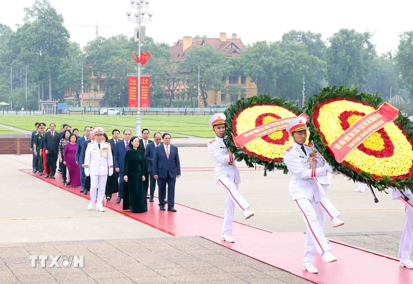 lanh-dao-dang-nha-nuoc-vao-lang-vieng-chu-tich-ho-chi-minh (1).jpeg
