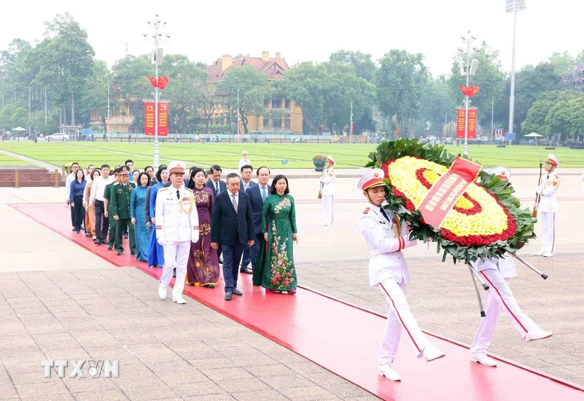 lanh-dao-dang-nha-nuoc-vao-lang-vieng-chu-tich-ho-chi-minh (1).jpg