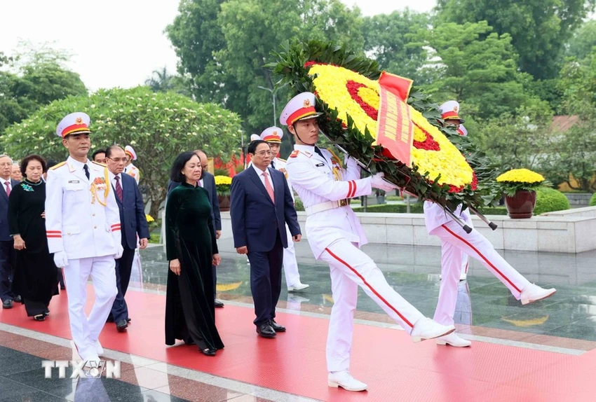 lanh-dao-dang-nha-nuoc-vao-lang-vieng-chu-tich-ho-chi-minh (2).jpg