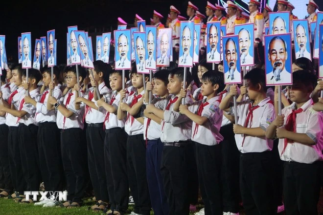 le-hoi-lang-sen-nam-2024-ruoc-134-buc-anh-chan-dung-bac-ho.jpeg