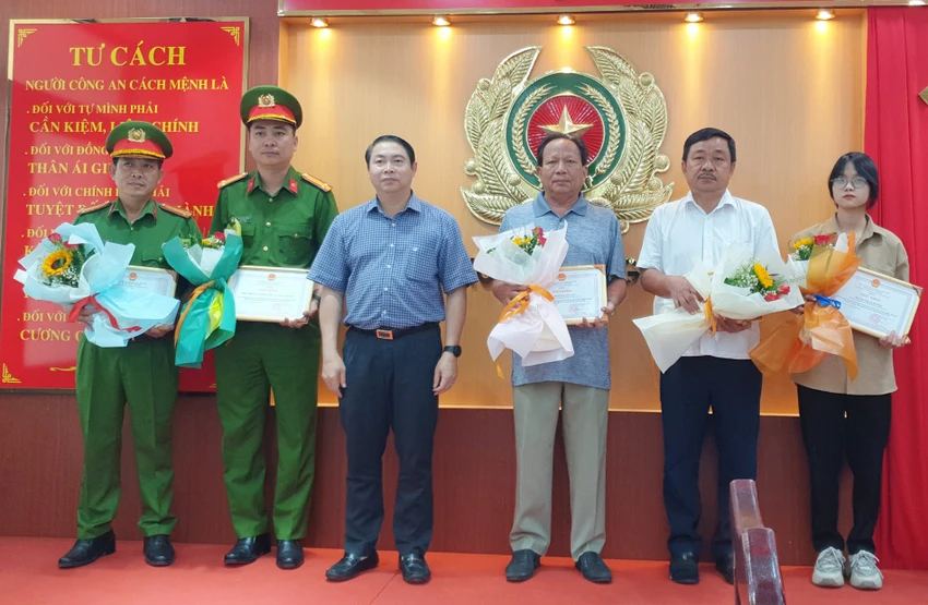 1 phụ nữ cùng hai người khác bắt cướp giật ở Gò Vấp được khen thưởng