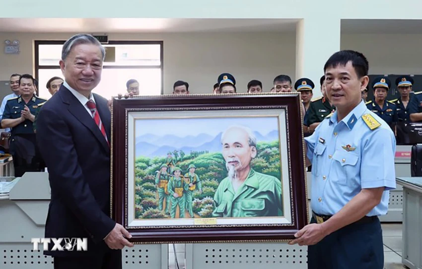 chu-tich-nuoc-to-lam-tham-lam-viec-tai-quan-chung-phong-khong-khong-quan-1.jpeg