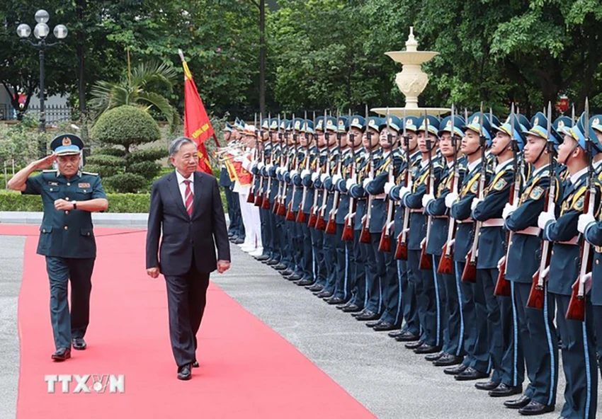 chu-tich-nuoc-to-lam-tham-lam-viec-tai-quan-chung-phong-khong-khong-quan-2.jpeg