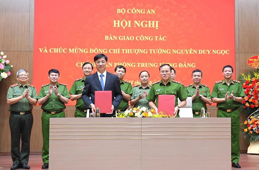 Chánh Văn phòng Trung ương Đảng Nguyễn Duy Ngọc bàn giao công tác ở Bộ Công an