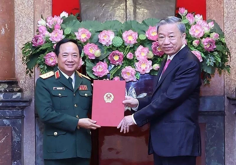 Chủ tịch nước Tô Lâm trao quyết định bổ nhiệm Thượng tướng Trịnh Văn Quyết, Phó Chủ nhiệm Tổng cục Chính trị, giữ chức Chủ nhiệm Tổng cục Chính trị. Ảnh: TTXVN