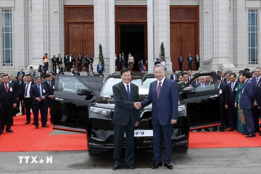 Chủ tịch nước Tô Lâm lái xe điện VinFast chở lãnh đạo Lào