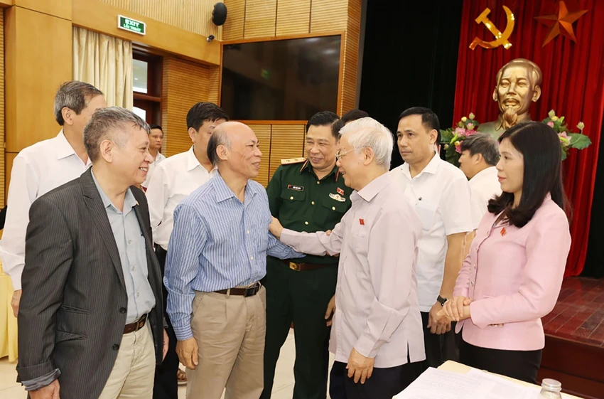 tong-bi-thu-mot-doi-tron-ven-cho-nuoc-cho-dan (3).jpg
