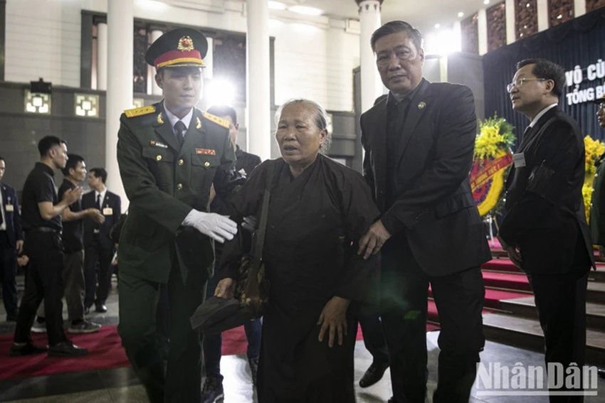 nguoi-dan-ha-noi-bat-khoc-2.jpg