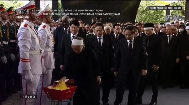 GIA-DINH-THA-HOA-DAT-XUONG-MO.jpg