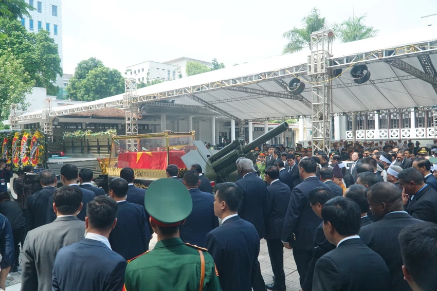 le-tien-tong-bi-thu-1.jpg
