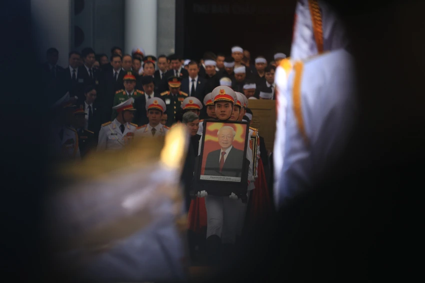 le-tien-tong-bi-thu-tai-nha-tang-le-11.jpg
