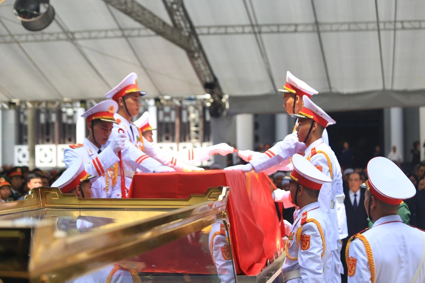 le-tien-tong-bi-thu-tai-nha-tang-le-15.jpg