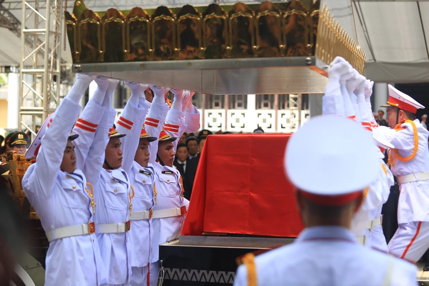 le-tien-tong-bi-thu-tai-nha-tang-le-18.jpg