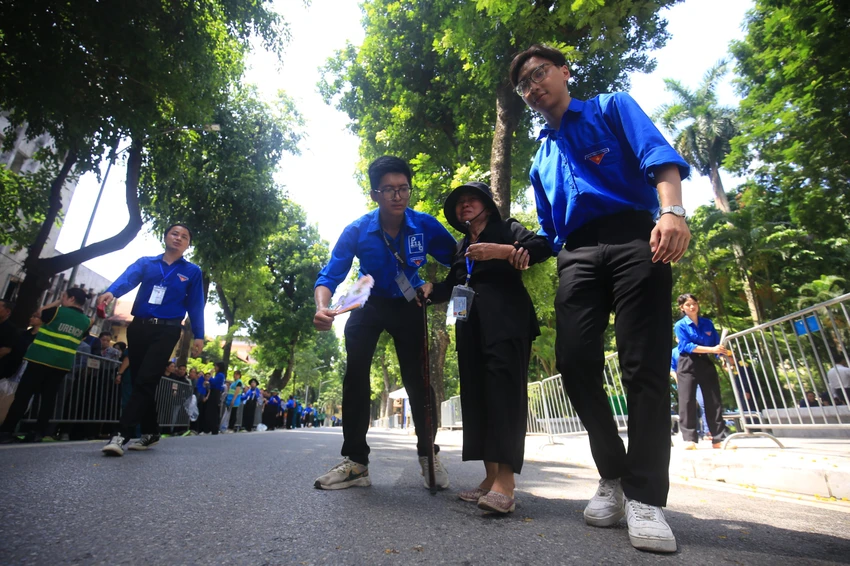 uu-tien-nguoi-lon-tuoi-vao-vieng.jpg