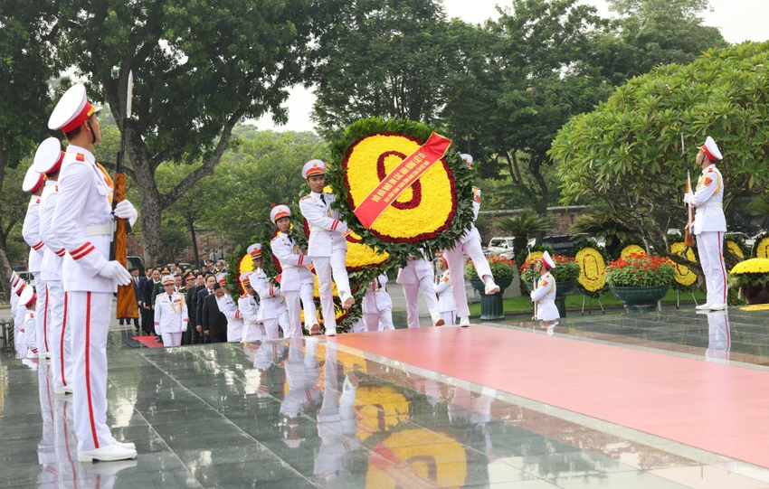 cac-lanh-dao-nguyen-lanh-dap-dang-nha-nuoc-tuong-niem-cac-anh-hung-liet-sy-va-vao-lang-vieng-bac-8.jpg