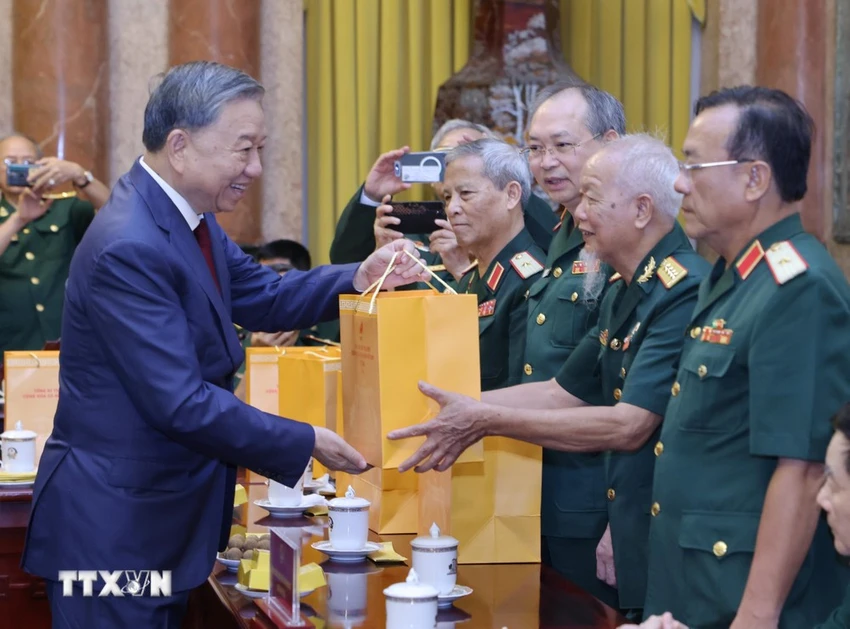 tong-bi-thu-chu-tich-nuoc-to-lam-gap-mat-cuu-chien-binh-su-doan-308-1.jpg