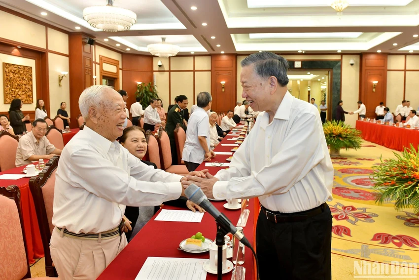 bo-chinh-tri-gap-mat-lanh-dao-nguyen-lanh-dao-dang-nha-nuoc (6).jpg