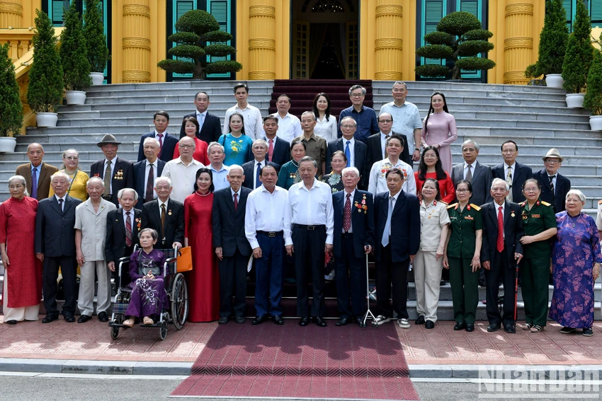 tong-bi-thu-chu-tich-nuoc-to-lam-gap-mat-can-bo-phuc-vu-bao-ve-bac-ho-1.jpg