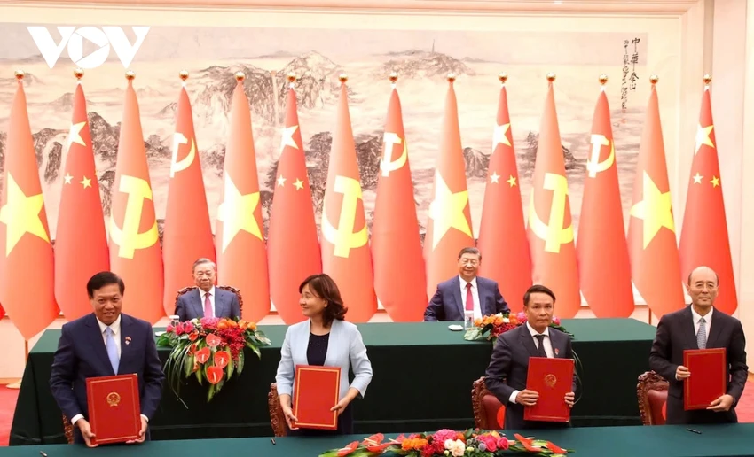 viet-trung-ky-ket-14-van-kien-hop-tac-trong-do-co-tuyen-duong-sat-mong-cai-ha-long-ha-noi (3).jpg
