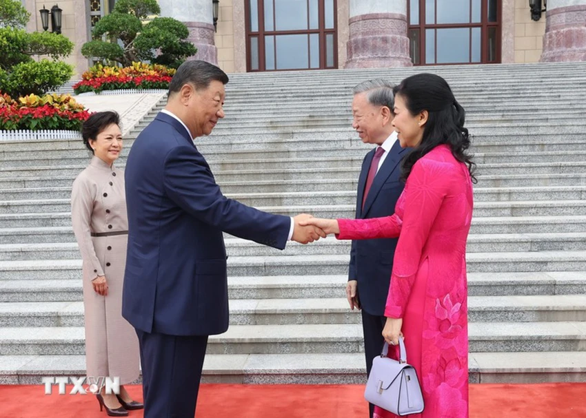 11-phu-nhan-ngo-phuong-ly-du-tiec-tra-do-phu-nhan-banh-le-vien-chu-tri-ttx.jpg
