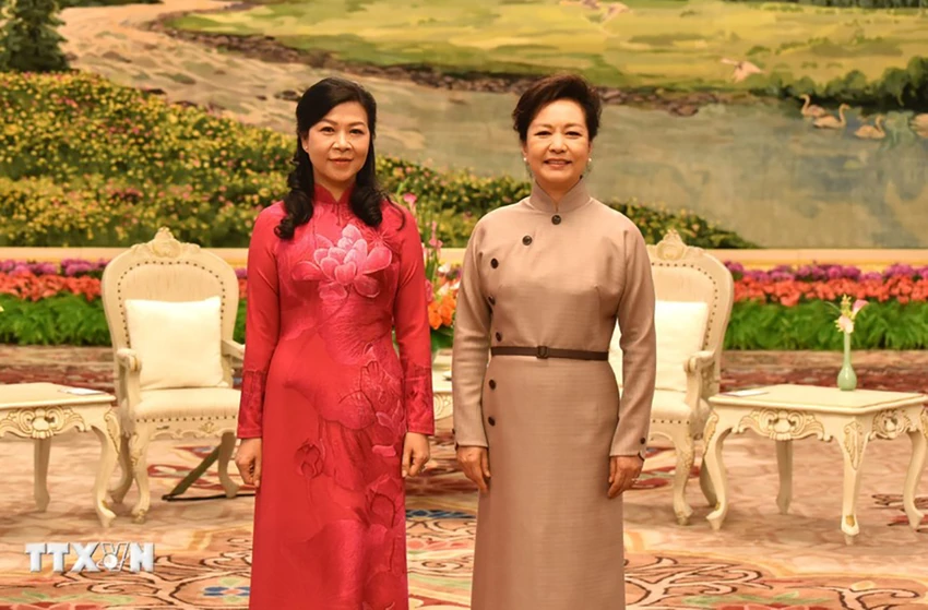 nhung-hinh-anh-dam-tham-cua-phu-nhan-ngo-phuong-ly-trong-chuyen-tham-trung-quoc-1.jpg