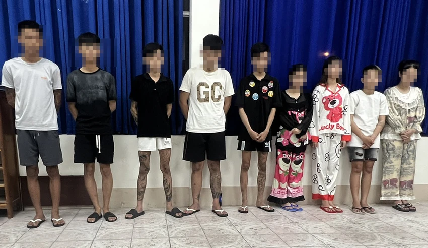 Nghi bạn gái bị nhìn đểu, nhóm thanh niên mang hung khí đi đánh người