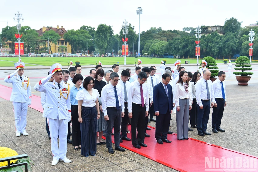 anh-lanh-dao-dang-nha-nuoc-vao-lang-vieng-chu-tich-ho-chi-minh-nhan-dip-quoc-khanh-11.jpg
