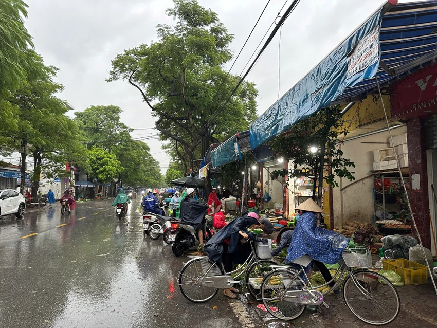 Một số chợ dân sinh vẫn hoạt động bảo đảm cung cấp thực phẩm cho người dân. Ảnh: NGỌC SƠN