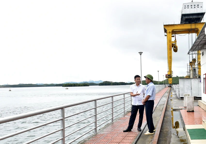 pho-thu-tuong-le-thanh-long-kiem-tra-tinh-hinh-ho-thuy-dien-thac-ba.jpg