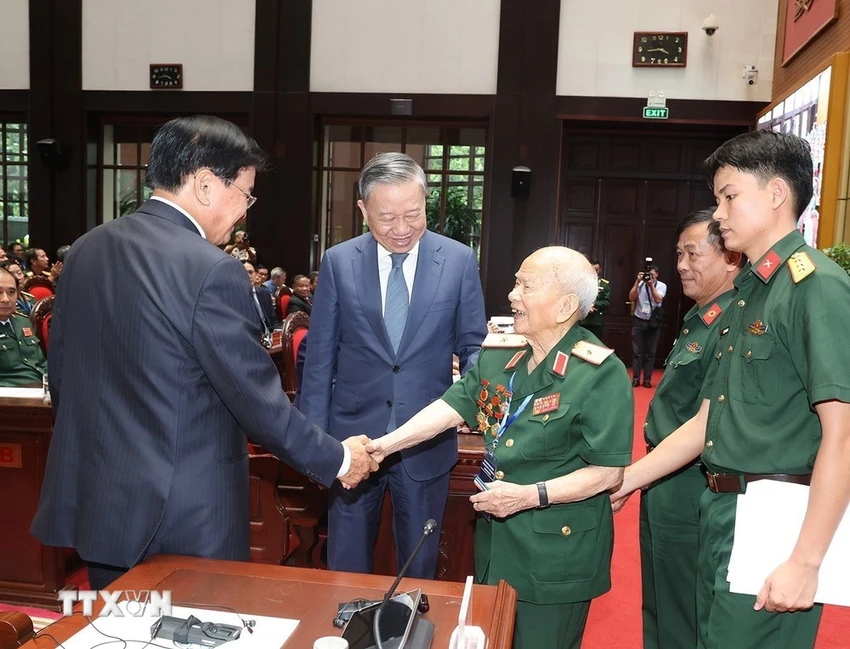 vun-dap-moi-quan-he-viet-nam-lao-mai-mai-vung-ben-hon-nui-hon-song.jpg