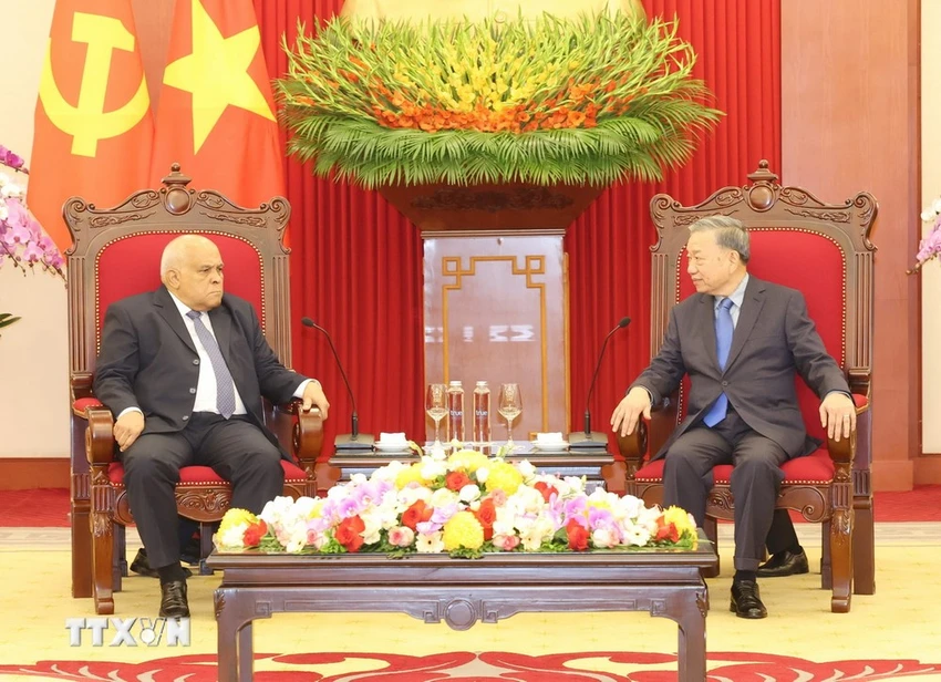 tong-bi-thu-chu-tich-nuoc-to-lam-tiep-dai-su-cuba.jpg