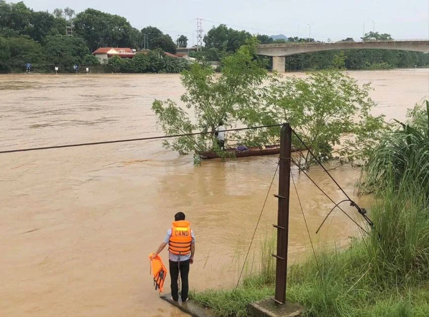 6 Người đàn ông bị lũ cuốn trôi 2km trên sông Mã, may mắn thoát chết nhờ đu cây - 6.jpg