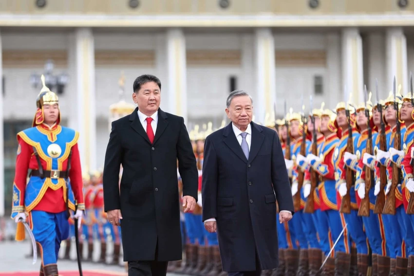 chuyen-cong-tac-voi-nhieu-lan-dau-tien-dac-biet-cua-tong-bi-thu-chu-tich-nuoc-to-lam (2).jpg