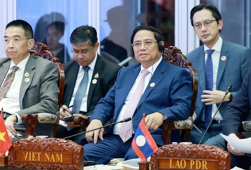 xay-dung-cong-dong-asean-ket-noi-tu-cuong-phat-trien-ben-vung-va-bao-trum-thu-tuong-pham-minh-.jpg