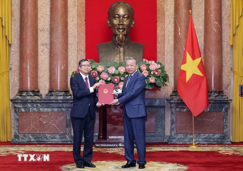 tong-bi-thu-chu-tich-nuoc-trao-quyet-dinh-bo-nhiem-15-dai-su-viet-nam-tai-cac-nuoc (4).jpg