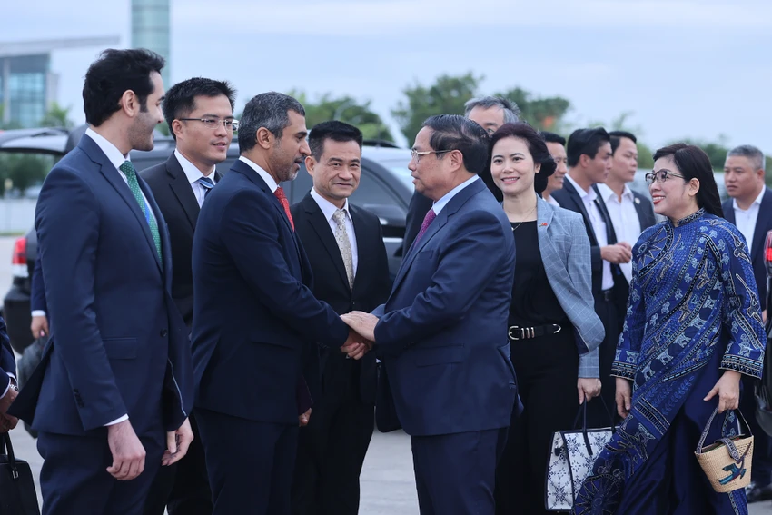 thu-tuong-pham-minh-chinh-va-phu-nhan-len-duong-tham-3-cuong-quoc-nang-luong-hang-dau-trung-dong-1.jpg