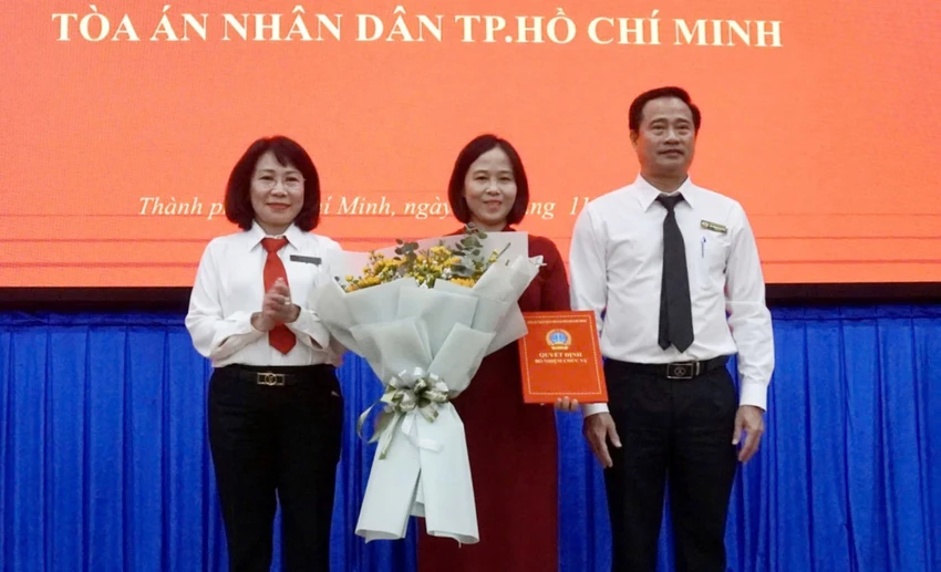 trao-quyet-dinh-bo-nhiem-pho-chanh-van-phong-tand-tphcm-3248.jpg