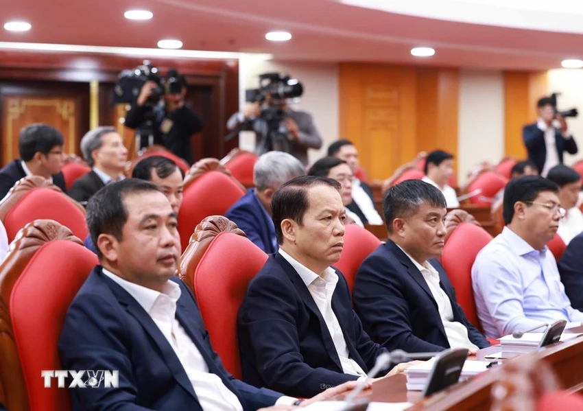 hoi-nghi-trung-uong-10-tinh-gon-bo-may.jpg