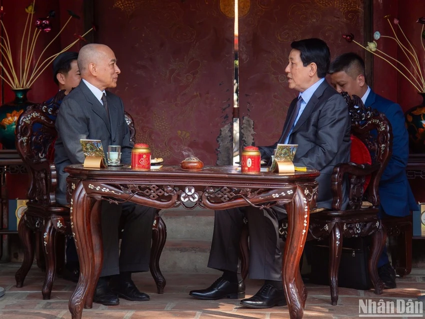 chu-tich-nuoc-luong-cuong-va-quoc-vuong-campuchia-thuong-tra-o-van-mieu-1.jpg