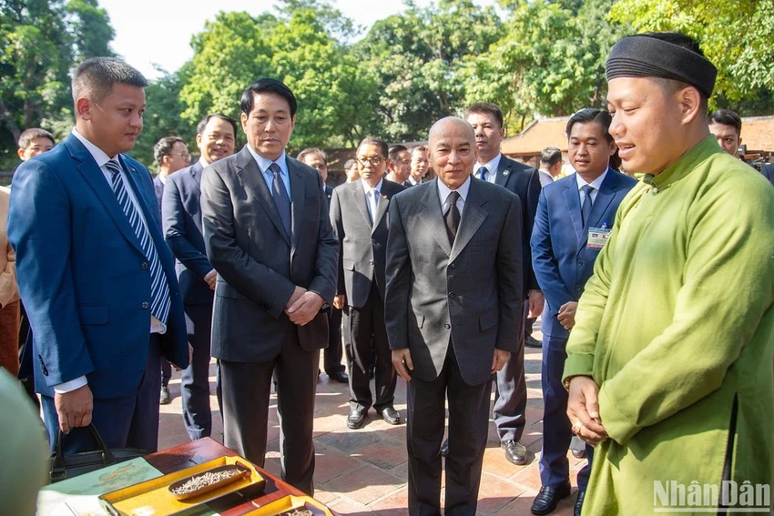 chu-tich-nuoc-luong-cuong-va-quoc-vuong-campuchia-thuong-tra-o-van-mieu-3.jpg