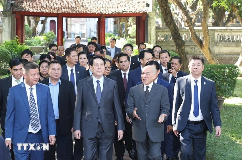 chu-tich-nuoc-luong-cuong-va-quoc-vuong-campuchia-thuong-tra-o-van-mieu-4.jpg