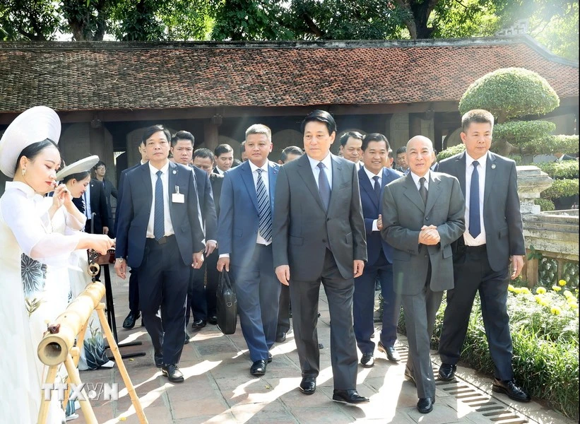 chu-tich-nuoc-luong-cuong-va-quoc-vuong-campuchia-thuong-tra-o-van-mieu-5.jpg