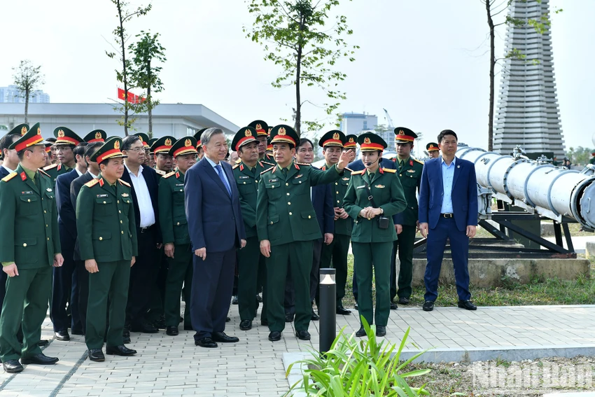 Tổng Bí thư thăm và lưu bút sổ vàng tại Bảo tàng Lịch sử quân sự Việt Nam