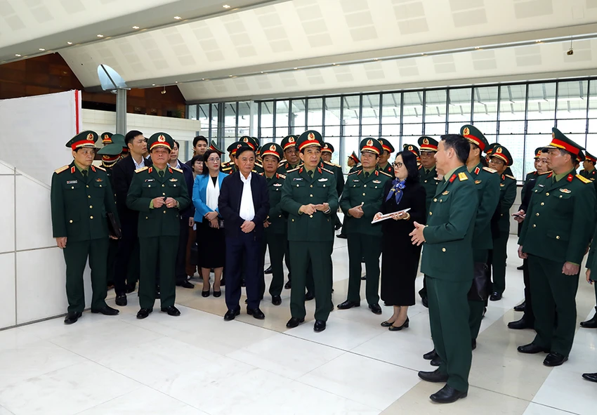 bo-truong-phan-van-giang-vu-khi-trung-bay-tai-le-ky-niem-80-nam-phai-the-hien-duoc-suc-manh-cua-quan-doi.jpg