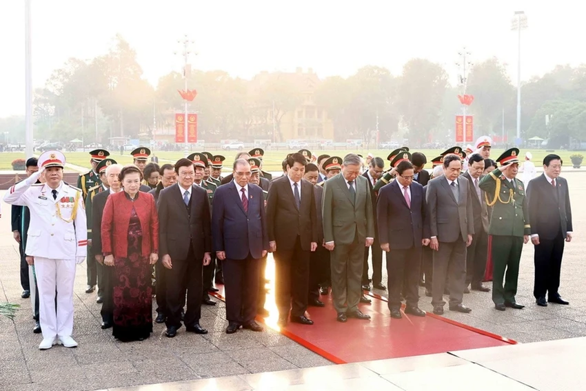 2012-lanh-dao-dang-vieng-chu-tich-ho-chi-minh-1-3 copy.png