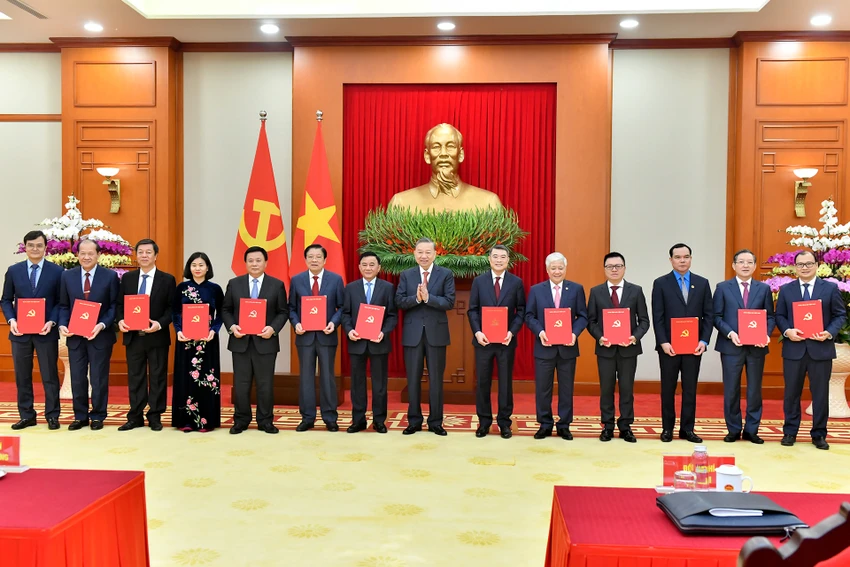 Công bố Quyết định của Bộ Chính trị về chức năng, nhiệm vụ của 13 cơ quan, đơn vị