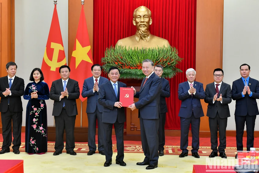 cong-bo-quyet-dinh-cua-bo-chinh-tri-ve-chuc-nang-nhiem-vu-cua-13-co-quan-don-vi.jpg