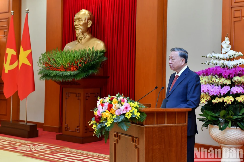 cong-bo-quyet-dinh-cua-bo-chinh-tri-ve-chuc-nang-nhiem-vu-cua-13-co-quan-don-vi-tong-bi-thu-to-lam.jpg